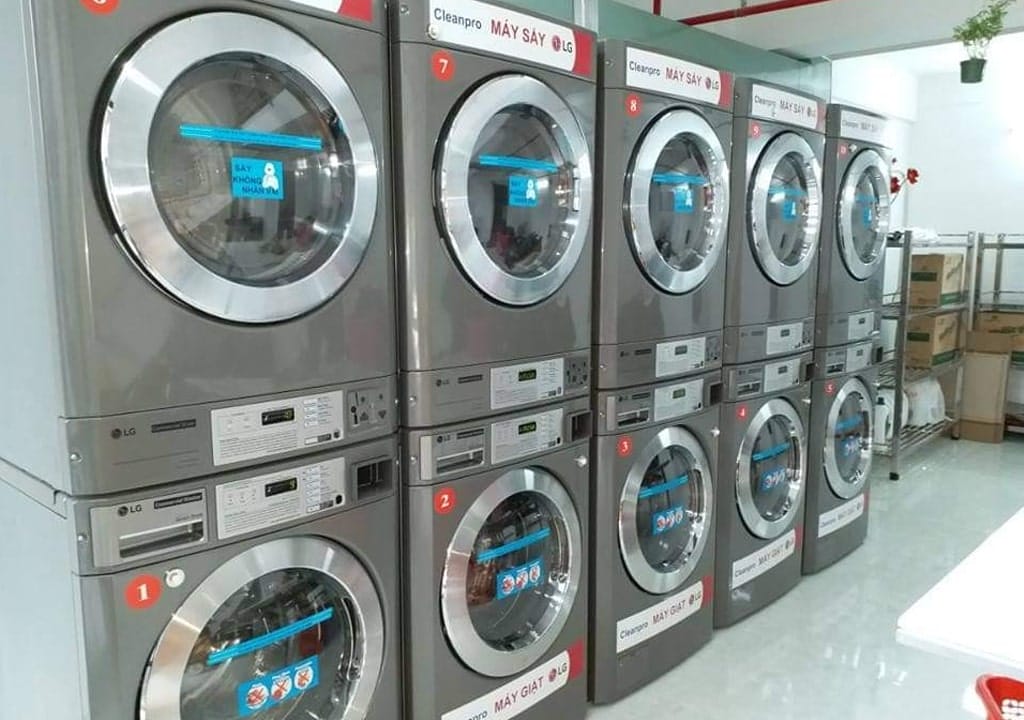 tháo rèm cửa vệ sinh