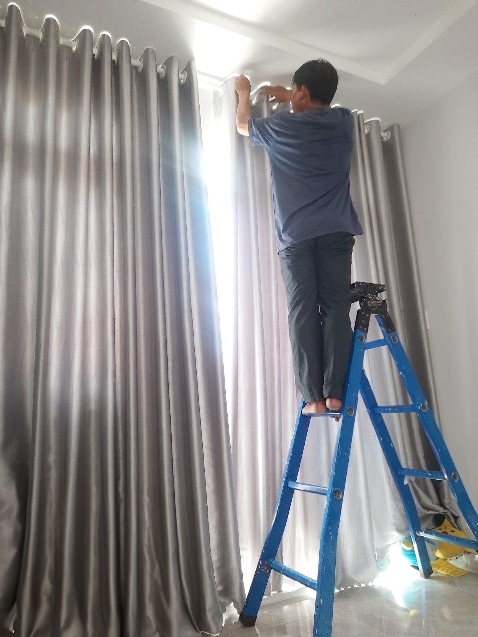 tháo rèm cửa vệ sinh