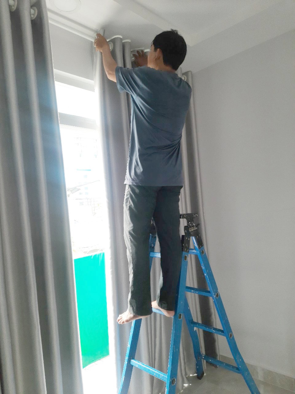 tháo rèm cửa vệ sinh